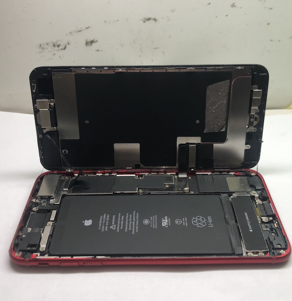 【兵庫県伊丹市 M.Y様】割れたまま放置してしまったiPhone8Plusの修理事例とお客様の感想 - スマートドクタープロ神戸三宮店