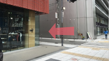 PUMA STORE(プーマストア)大阪の横の交差点「御堂筋清水町」