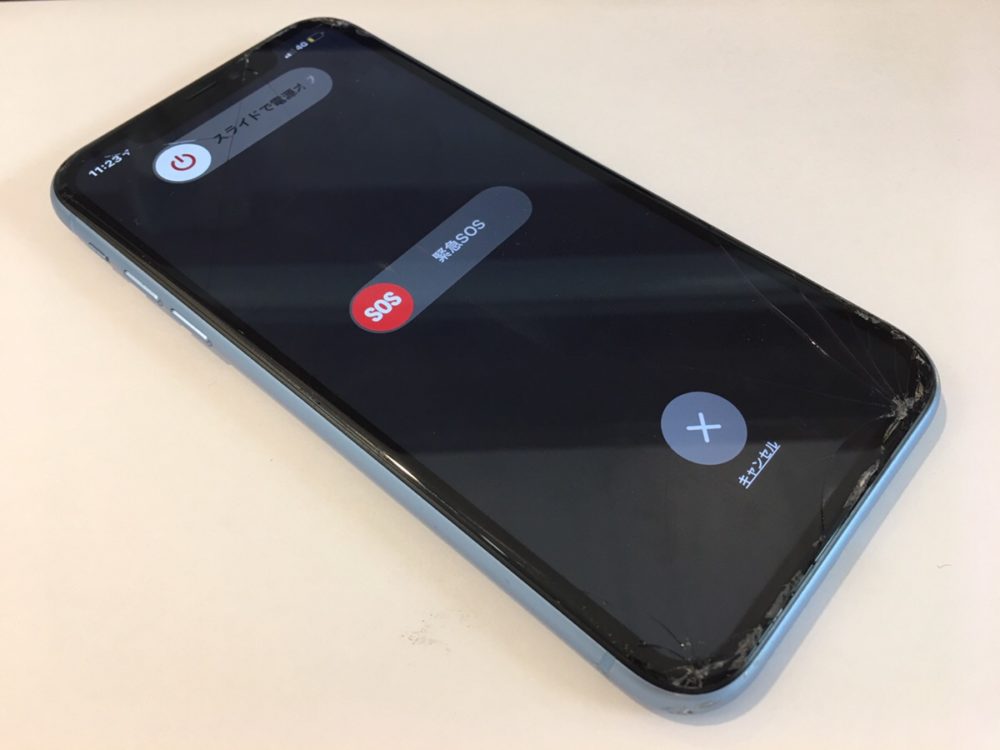 実際のフレーム周辺の画面が割れたiPhoneXRの端末