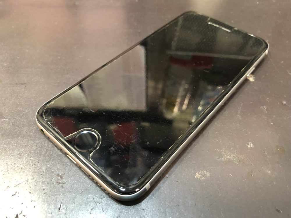 実際のバッテリーに発熱の症状があるiPhone6の画像です。