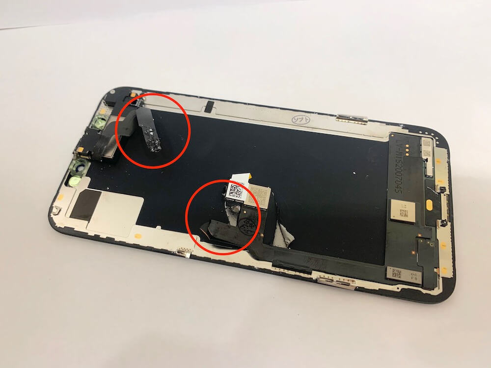 修理前のiPhoneXSに取り付けされていた画面液晶の裏面の写真になります。