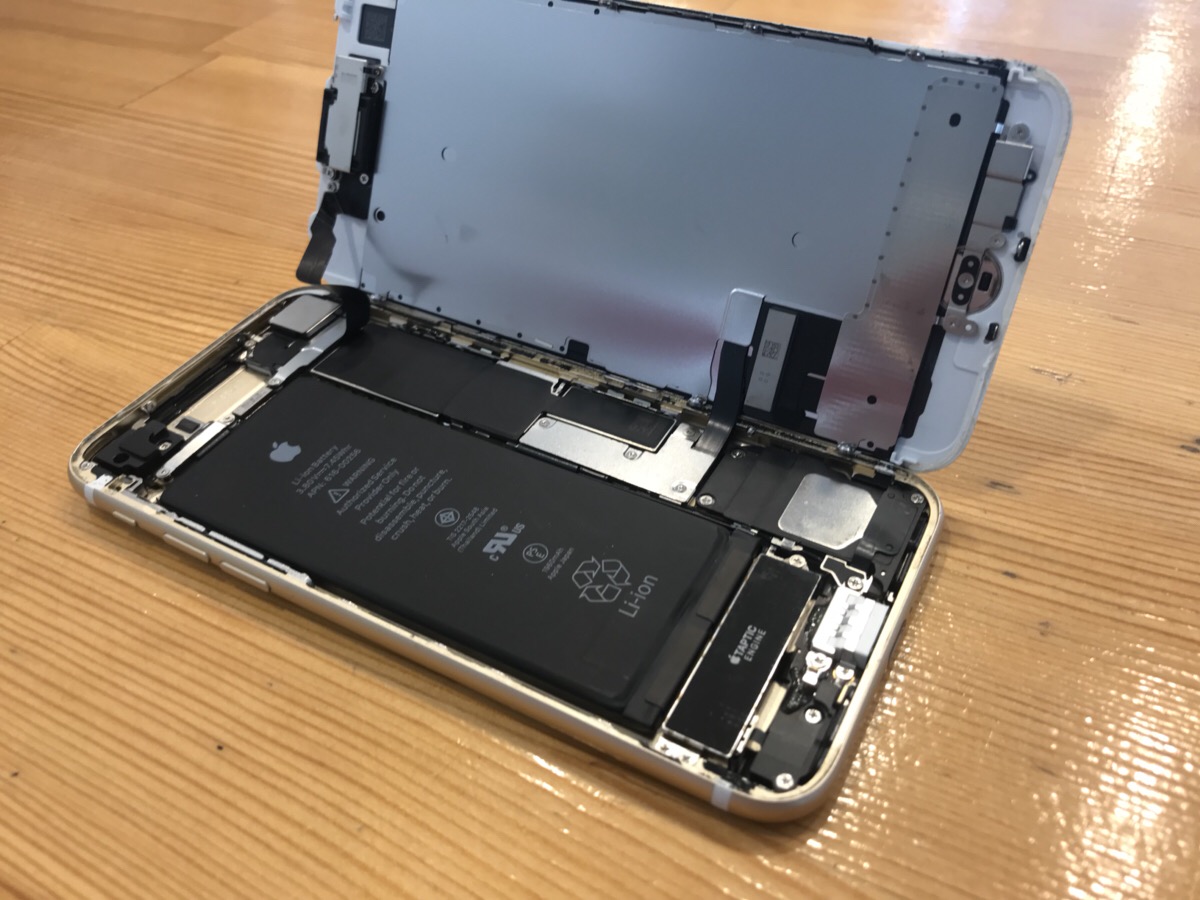 故障したiPhone7の内部の様子です。