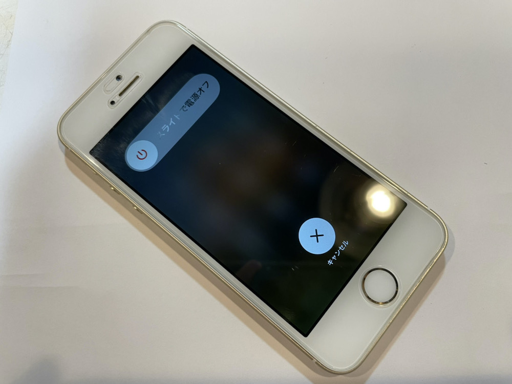 写真は、修理前のiPhone SEの写真です。