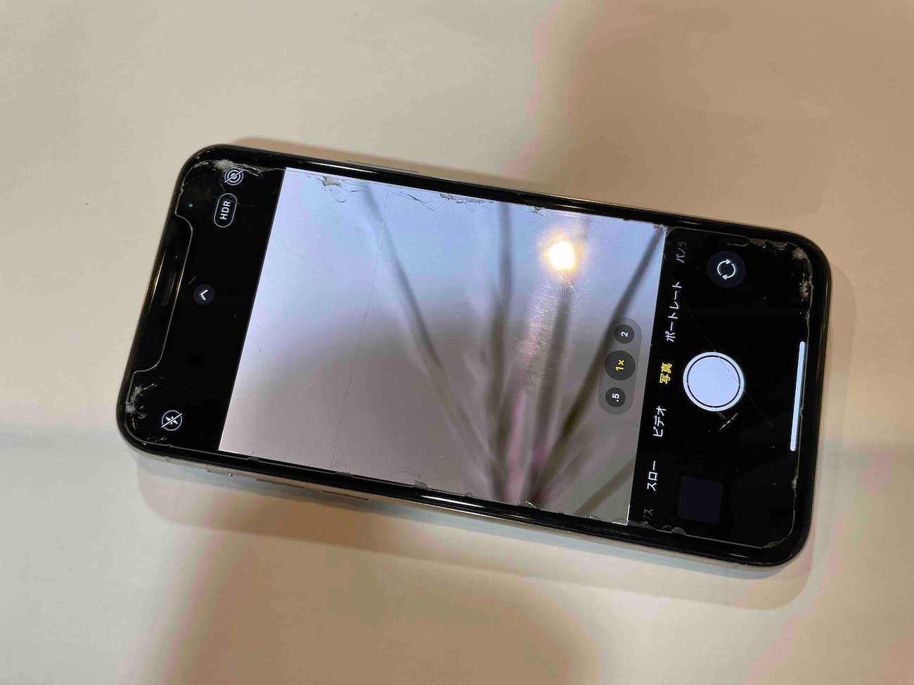 修理前のカメラが故障した状態のiPhone