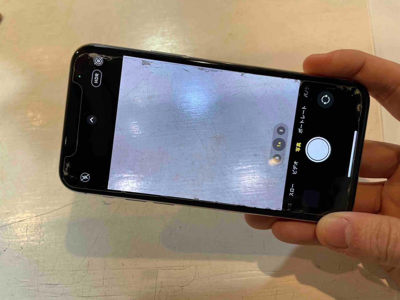 カメラ修理後のiPhone11Proで動作確認している様子です。