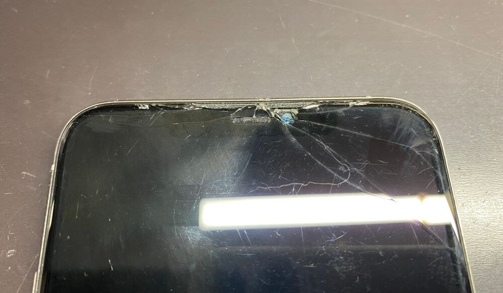 写真は、iPhone11Proの損傷箇所です。