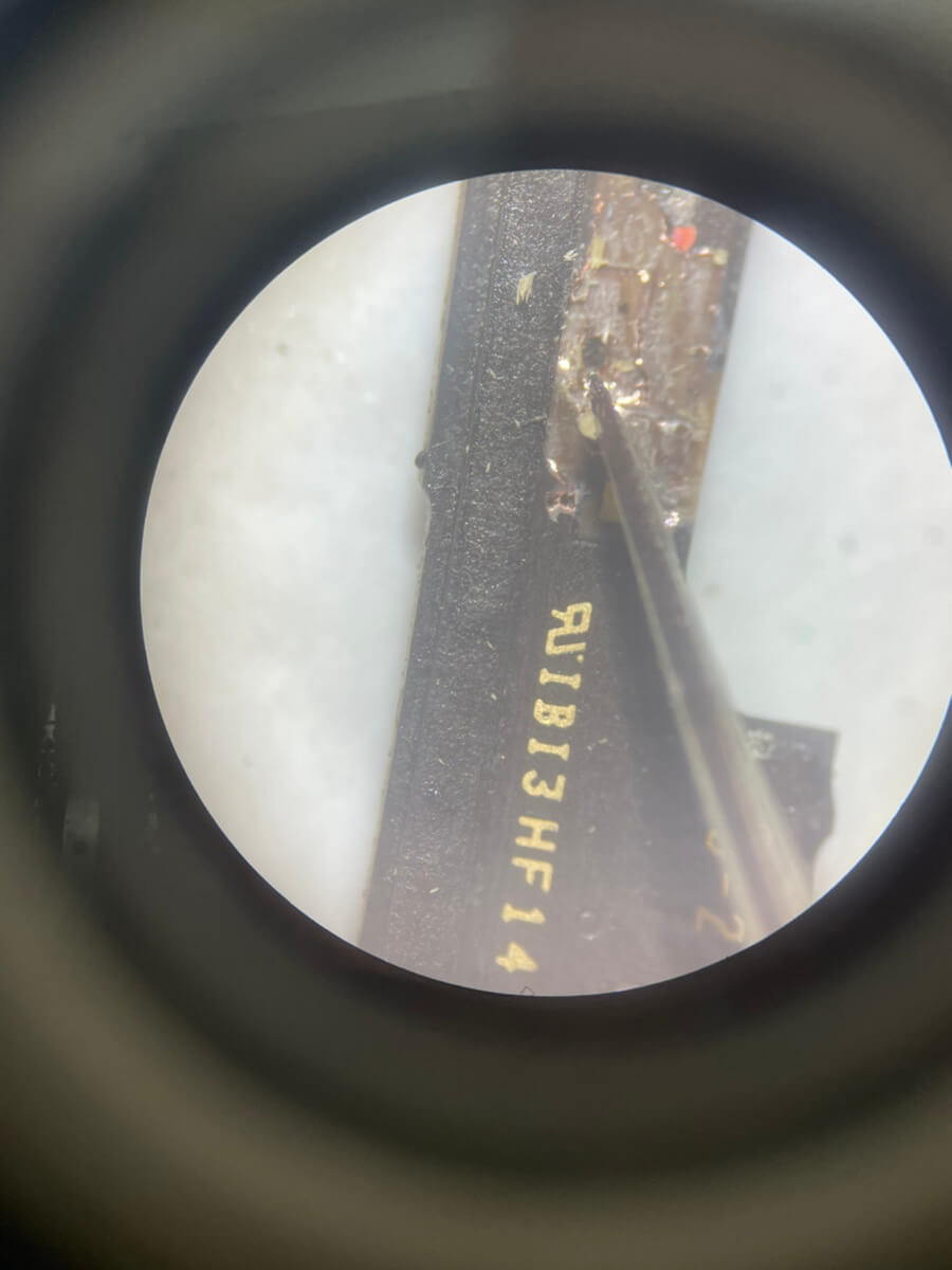顕微鏡で見たiPhone7の基板