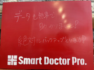 【大阪市 T.M様】コップの水がこぼれてiPhone15が突然電源オフに…！水没復旧＆データバックアップの修理事例とお客様の感想