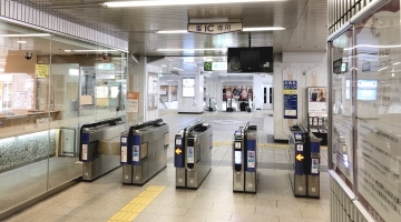 阪急茨木市駅京都方面改札を出て正面の階段を降ります。