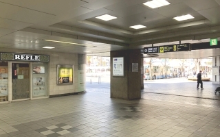 左手にマッサージ屋さんが見えるのでその奥を左に曲がり、道なりに進みます。