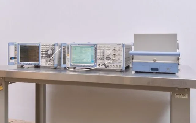 スマートドクタープロ心斎橋本店のローデ・シュワルツ製CMW500測定設備
