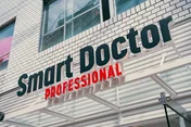 スマートドクタープロ大阪心斎橋本店 夜間外観——ライトアップされた立体看板