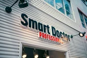 スマートドクタープロ大阪心斎橋本店 店内——個人情報保護方針掲示(総務省登録修理業者)
