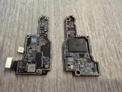 二枚におろしたiPhoneの基板——上下の層を分離すると、CPUをはじめ主要なチップが現れます