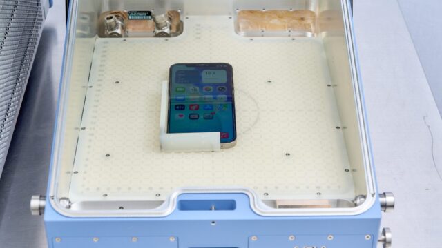 無線試験に用いる、CMW-Z10 RFシールドボックスの風景