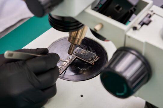 スマートドクタープロの基板修理・顕微鏡での作業風景