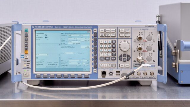 実際のローデ・シュワルツ社のワイドバンド無線機テスタCMW500