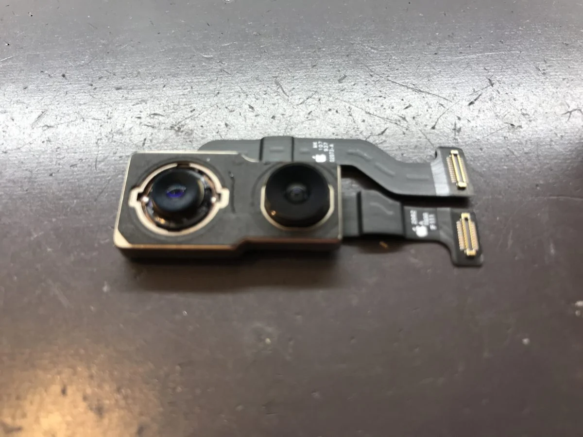 実際に修理を行ったiPhone11のカメラ部品の写真