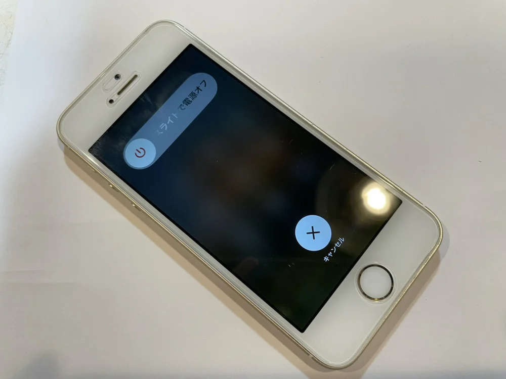 写真は、修理前のiPhone SEの写真です。