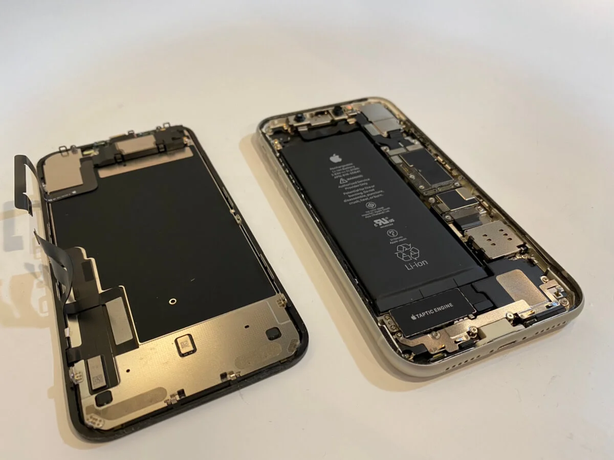 写真は、分解したiPhone11の2枚目です。