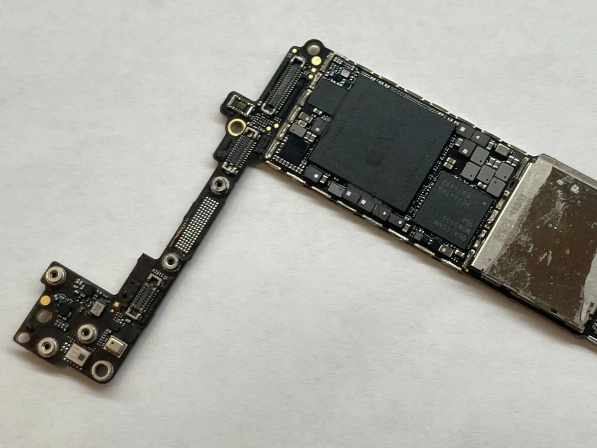 iPhone7から基板を取り外した状態