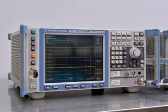 Rohde&Schwarz CMW500 ワイドバンド無線通信テスター——修理工程・使用部品が電波特性に与える影響を継続的に検証する品質管理試験機器。スマートドクタープロが約8年間実運用している世界基準の測定器。