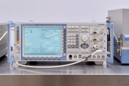 Rohde&Schwarz CMW500——LTE Band 1（FDD）測定中。スマートドクタープロが品質管理試験設備として保有する通信計測器