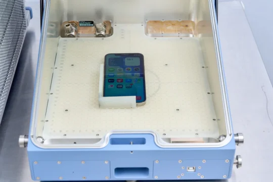 シールドボックス内でiPhoneの電波品質をエア測定——外部電波を遮断した密閉環境で修理後のiPhoneが正常な電波特性を維持しているかを確認。スマートドクタープロの修理後品質管理工程。