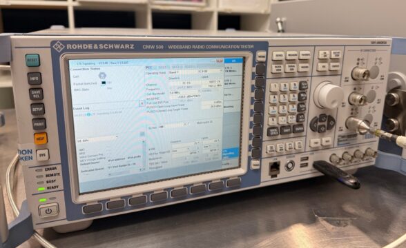 スマートドクタープロが実際に使用するローデ・シュワルツ社製CMW500(無線通信テスタ)によるLTE電波品質測定の様子