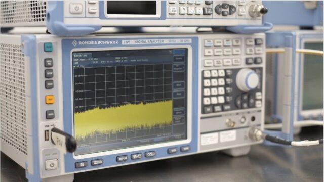 ローデ・シュワルツ社製 FSV シグナル・スペクトラム・アナライザ。修理後のスマートフォンから発射される電波のノイズや波形を可視化し、電波法基準への適合を確認しています。