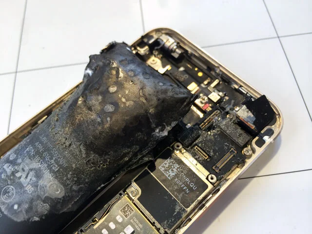 粗悪バッテリーが熱暴走・炭化したiPhoneの実物写真——スマートドクタープロ修理現場