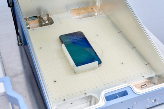 ローデ・シュワルツ CMW-Z10（RFシールドボックス）内でiPhoneの通信テストを行う様子｜スマートドクタープロ