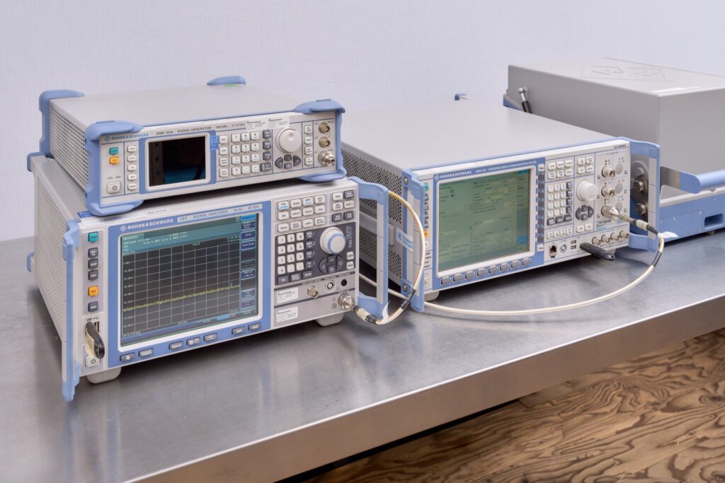 【17年の実績】iPhone修理後の電波特性は変わる?スマートドクタープロがCMW500で品質を検証する理由|大阪・心斎橋