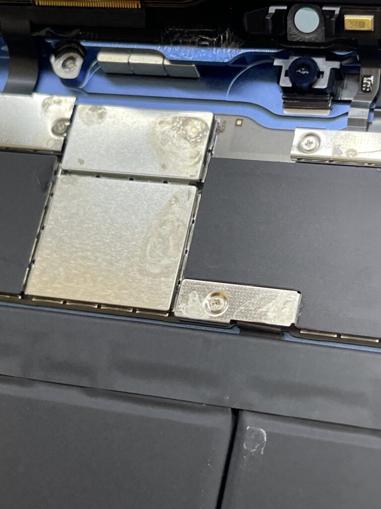 水没したiPad(第11世代)の分解後のロジックボード。シールド周囲に液体侵入・腐食の痕跡