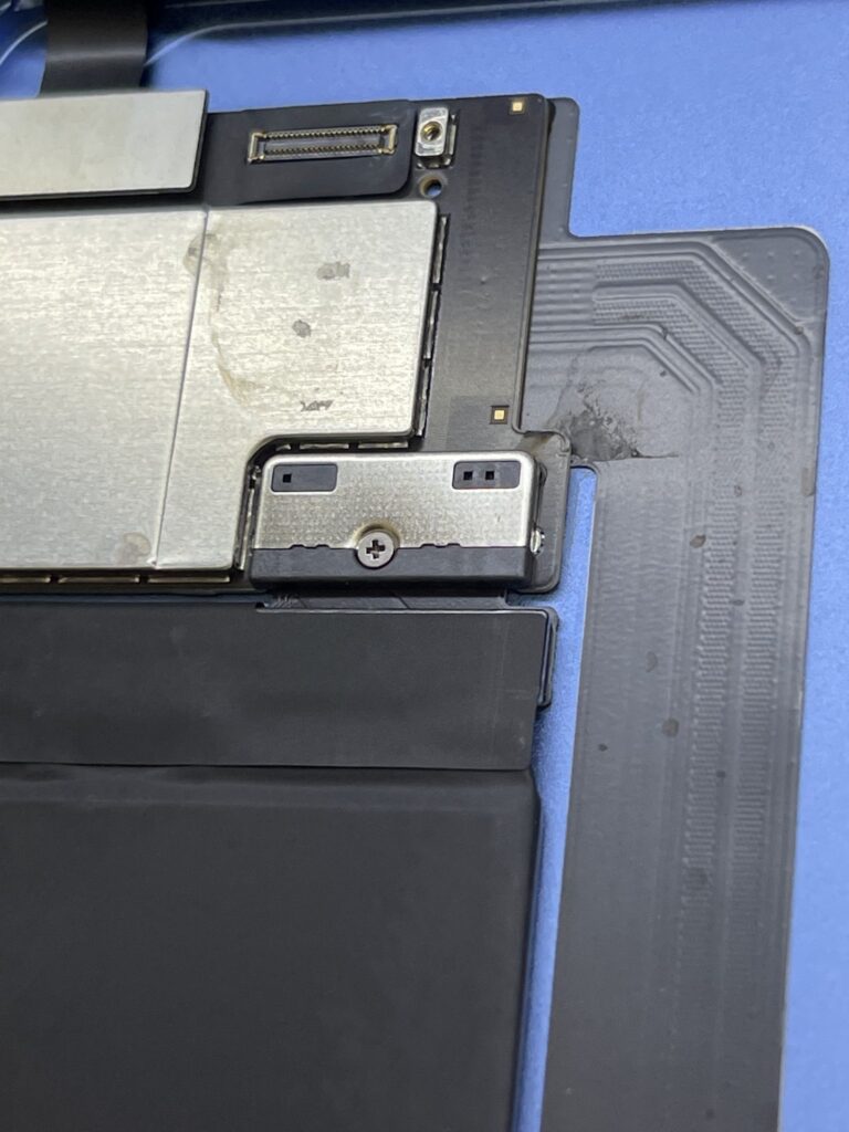 取り外したiPadの基板。コネクタ・フレキ周辺と基板面の液体跡を確認しながら洗浄