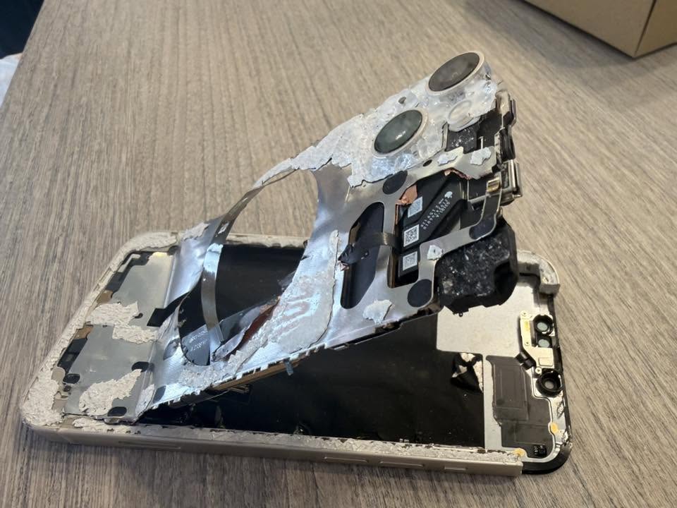 車に踏まれて背面パネルとカメラ部が大きく破損し、フレームが露出したiPhone 13（東大阪市 DS様・データ復旧診断）