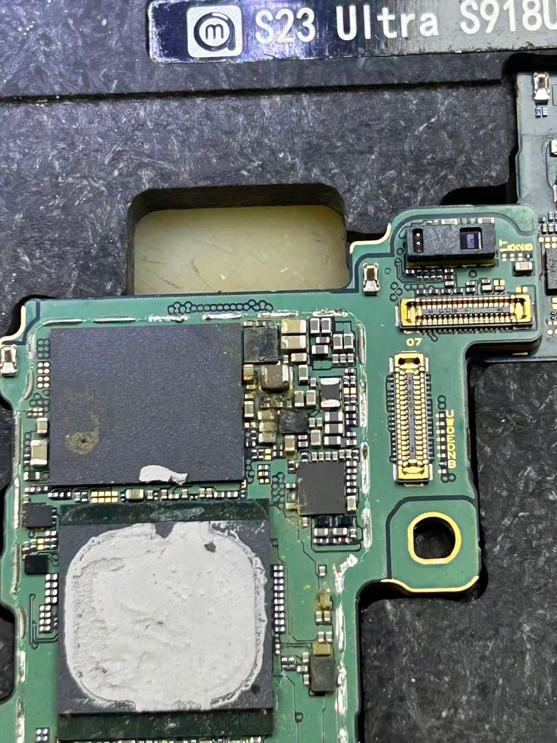 海水没したGalaxy S23 Ultra（SM-S918U）の基板。各所がショート・焼損し腐食が広がっている（静岡県 TS様・データ復旧）