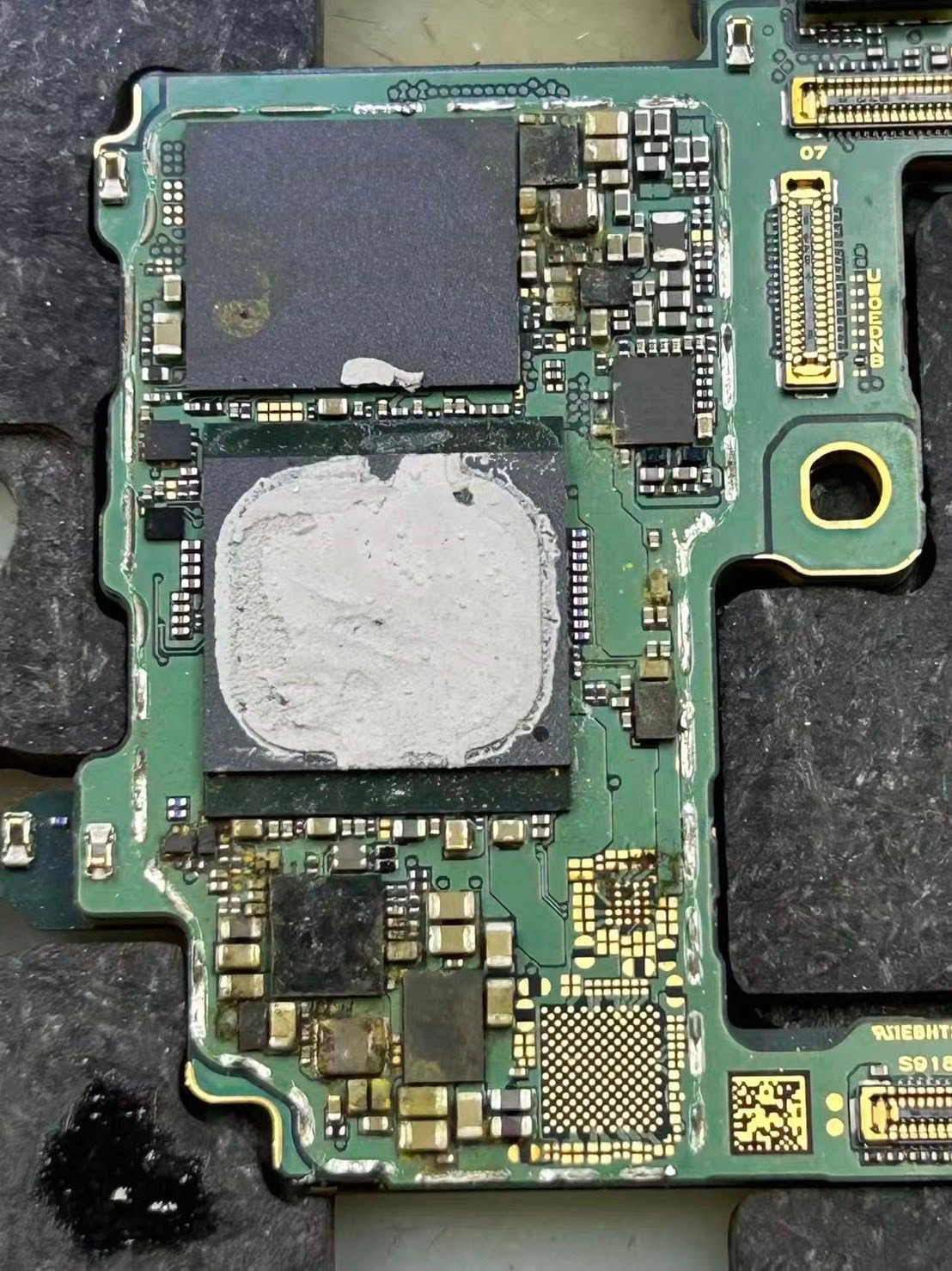 Galaxy S23 UltraのCPU・NANDメモリ周辺のクローズアップ。健康な基板へ載せ替える対象部（データ復旧）