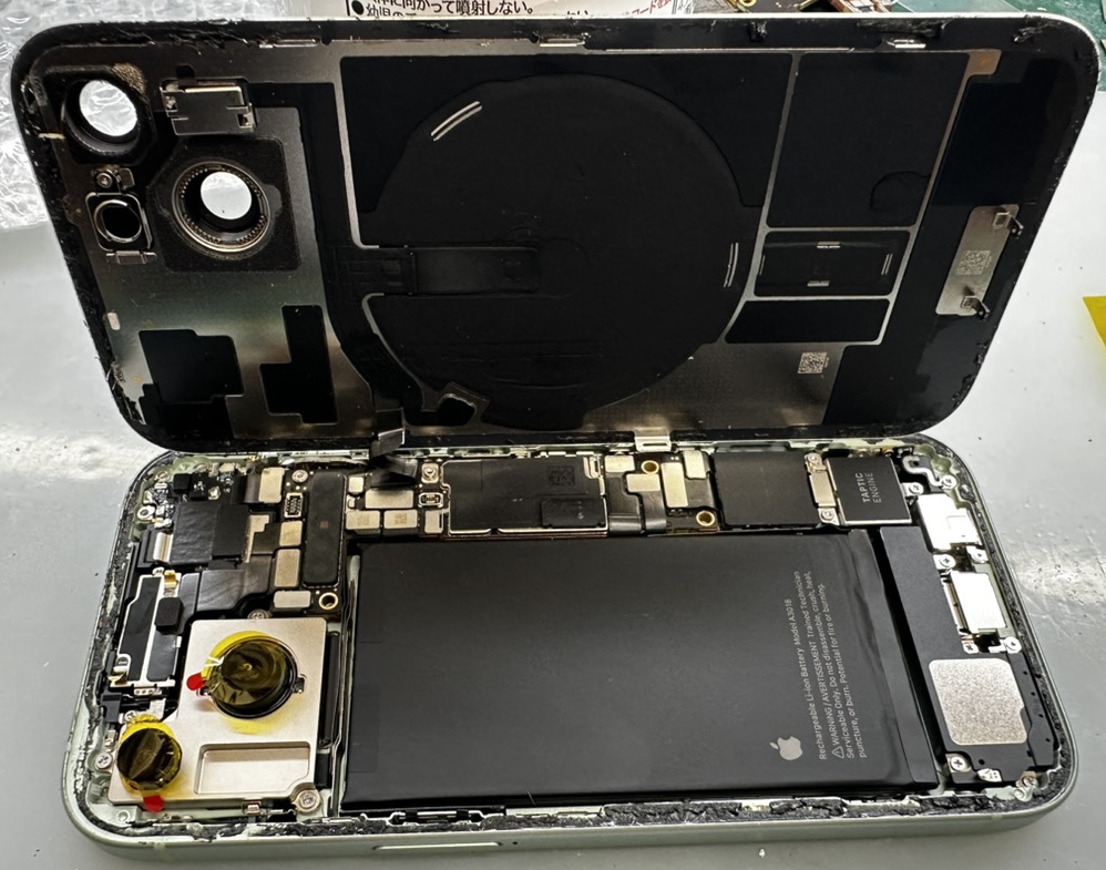 iPhone 15を分解し基板・バッテリーの状態を精密診断している様子（実機写真）