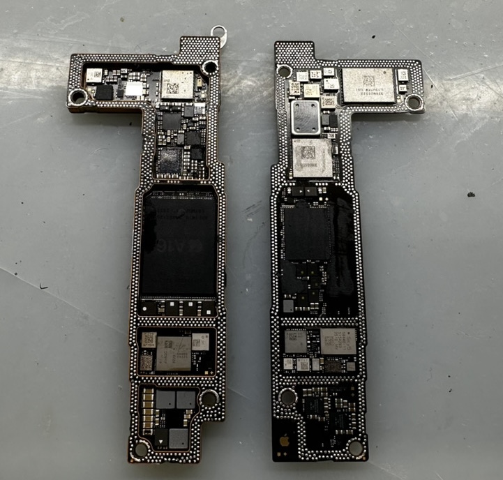 iPhone 15（A16 Bionic搭載）の取り外した基板の表裏。Wi-Fiチップの基板修理を実施した実機写真