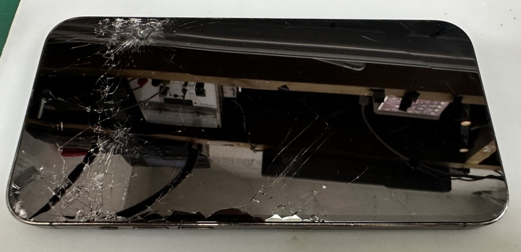 落下で画面が割れ、ゴーストタッチ（タッチ暴走）を起こしていたiPhone 12 Pro