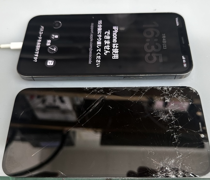 画面交換後、「iPhoneは使用できません」の表示が出たiPhone 12 Proと、取り外した割れたパネル