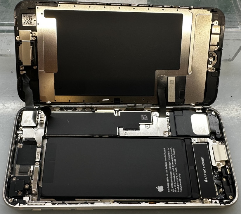 iPhone SE第3世代の内部・バッテリーと基板。他店交換後の起動不能を基板修理で復旧