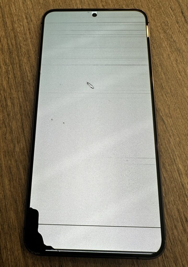 落下により表示が見えなくなったGalaxy S23 Ultraの画面。液晶が白く乱れ、割れも入っている状態