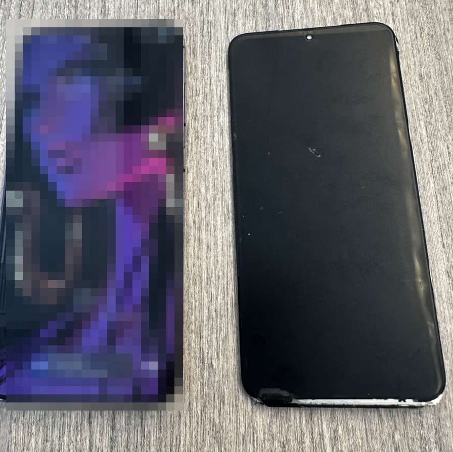 画面交換が完了して正常に表示されるようになったGalaxy S23 Ultra（左・画面はモザイク加工）と、取り外した割れた旧パネル（右）