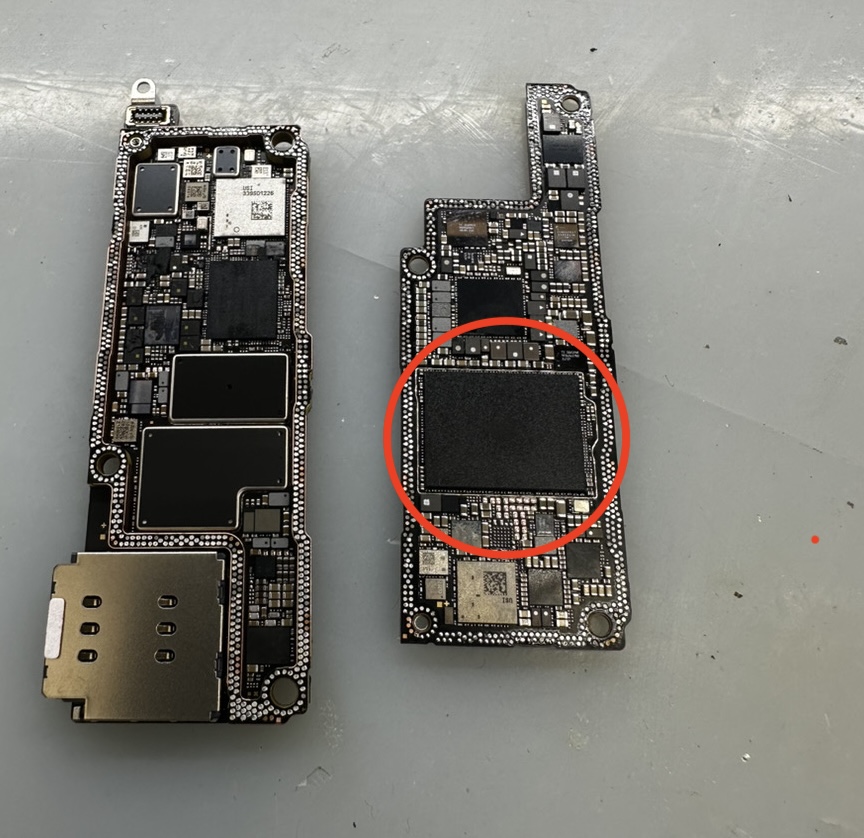 iPhone 15 Proの基板。赤い丸で囲った部分がCPU(SoC)