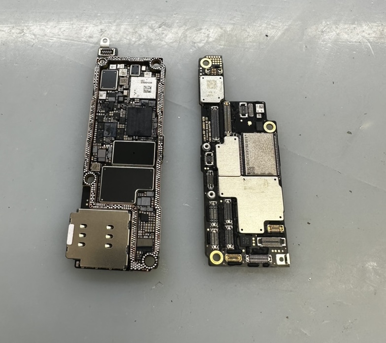 iPhone 15 Proの基板 表面と裏面。金属シールドで覆われた状態