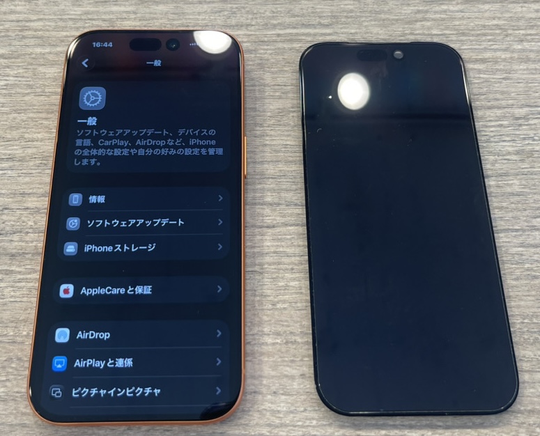 尻ポケットから落下し画面に緑の縦線が入りタッチが効かなくなったiPhone 17 Pro（有機EL損傷）と、取り外した損傷ディスプレイの実機写真