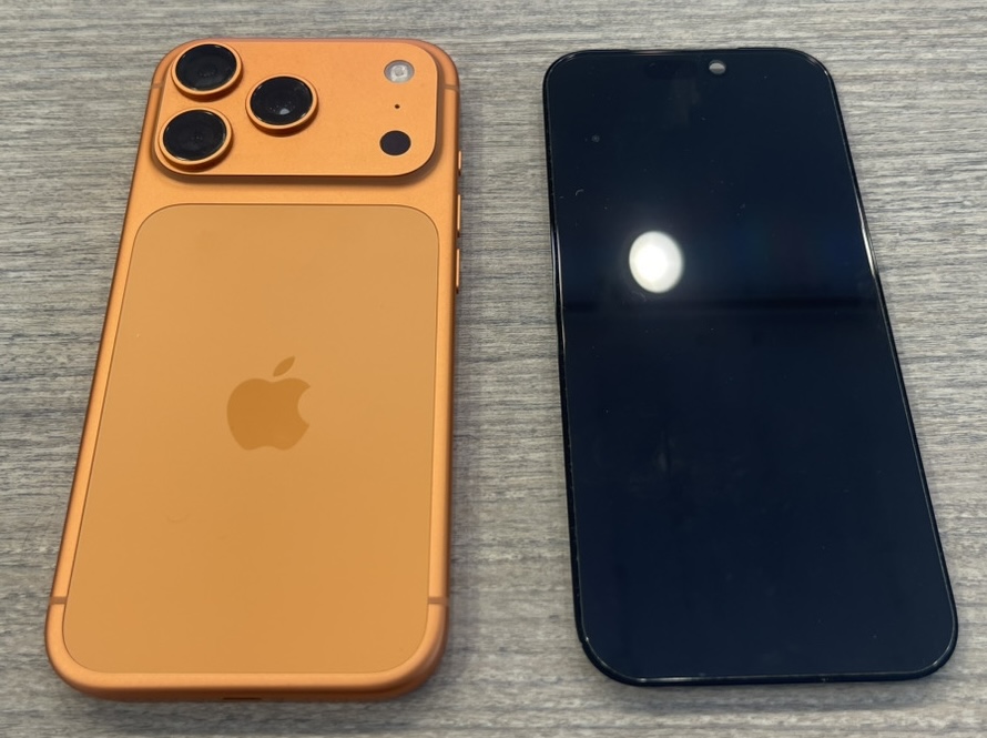 iPhone 17 Pro（コズミックオレンジ）の本体と、交換のために取り外した有機EL（OLED）ディスプレイパネルの実機写真
