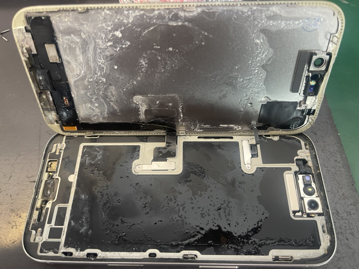 海水没したiPhone 15 Proのバッテリー・Taptic Engine周辺。充電による発熱で焼け・ショートの跡（データ復旧 前編）
